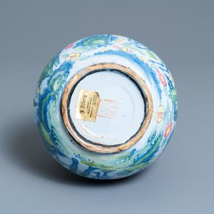 Een overgedecoreerde blauw-witte Delftse chinoiserie vaas met pseudo-Chinees merk, ca. 1700 — foto 6