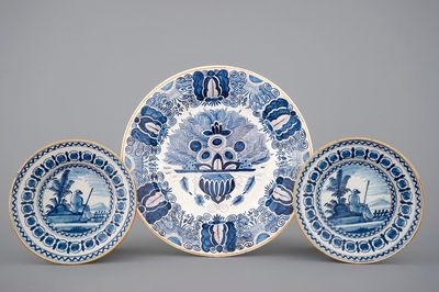 Een paar 18e eeuwse blauw-witte Delftse borden met vissers en een 19e eeuws pauwstaartbord