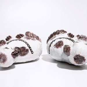 Een paar aardewerken Staffordshire-stijl honden, wellicht Frans aardewerk, 18/19e — foto 7