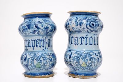 Een paar albarelli in Italiaanse majolica, Venetië, gedateerd 1592
