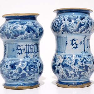 Een paar albarelli in Italiaanse majolica, Venetië, gedateerd 1592 — foto 2