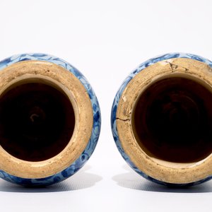 Een paar albarelli in Italiaanse majolica, Venetië, gedateerd 1592 — foto 5