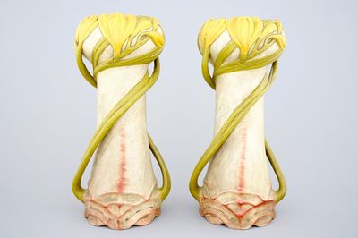 Een paar Art Nouveau vazen als zonnebloemen, Julius Dressler, Oostenrijk