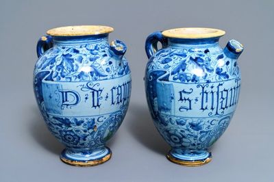 Een paar berettino blauwe siroopkannen in Italiaanse majolica, Venetië of Rome, gedat. 1592