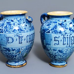 Een paar berettino blauwe siroopkannen in Italiaanse majolica, Venetië of Rome, gedat. 1592 — foto 1