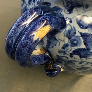Een paar berettino blauwe siroopkannen in Italiaanse majolica, Venetië of Rome, gedat. 1592 — foto 20