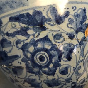 Een paar berettino blauwe siroopkannen in Italiaanse majolica, Venetië of Rome, gedat. 1592 — foto 24