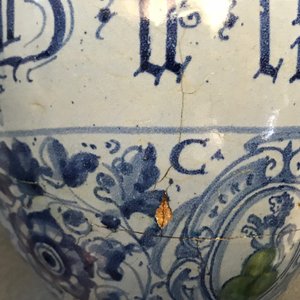 Een paar berettino blauwe siroopkannen in Italiaanse majolica, Venetië of Rome, gedat. 1592 — foto 25