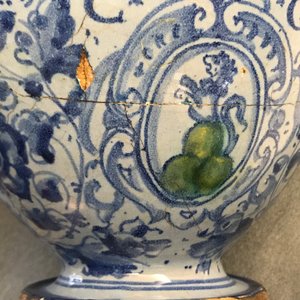 Een paar berettino blauwe siroopkannen in Italiaanse majolica, Venetië of Rome, gedat. 1592 — foto 26
