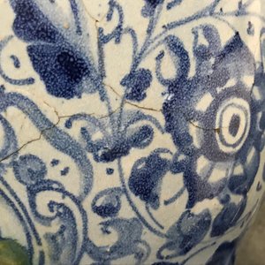 Een paar berettino blauwe siroopkannen in Italiaanse majolica, Venetië of Rome, gedat. 1592 — foto 27