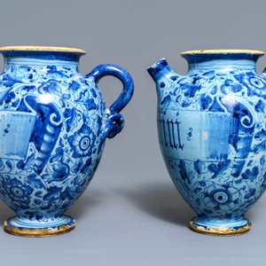Een paar berettino blauwe siroopkannen in Italiaanse majolica, Venetië of Rome, gedat. 1592 — foto 4