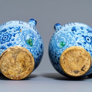 Een paar berettino blauwe siroopkannen in Italiaanse majolica, Venetië of Rome, gedat. 1592 — foto 7