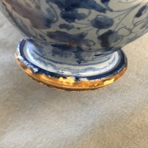 Een paar berettino blauwe siroopkannen in Italiaanse majolica, Venetië of Rome, gedat. 1592 — foto 10