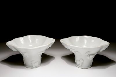 Een paar blanc de Chine libation cups met reliëfdecor, Kangxi