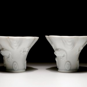 Een paar blanc de Chine libation cups met reliëfdecor, Kangxi — foto 5