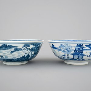 Een paar blauw-witte Chinees porseleinen kommen met landschapsdecor, 19e eeuw — foto 3