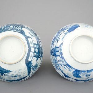 Een paar blauw-witte Chinees porseleinen kommen met landschapsdecor, 19e eeuw — foto 7