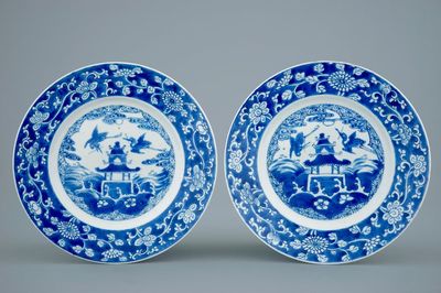 Een paar blauw-witte Chinese borden met decor van pagodes, Kangxi
