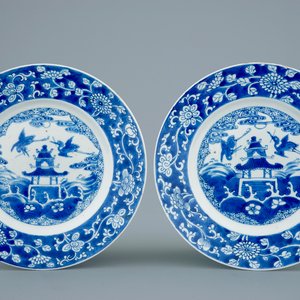 Een paar blauw-witte Chinese borden met decor van pagodes, Kangxi — foto 1