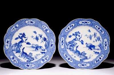 Een paar blauw-witte Chinese borden met dieren in een tuin, Qianlong