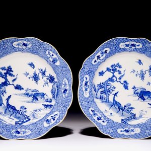 Een paar blauw-witte Chinese borden met dieren in een tuin, Qianlong — foto 1