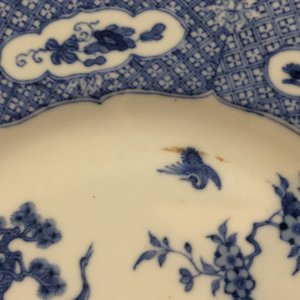 Een paar blauw-witte Chinese borden met dieren in een tuin, Qianlong — foto 8