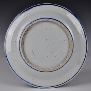 Een paar blauw-witte Chinese borden met landschapsdecor, Ming, Jiajing/Wanli — foto 3
