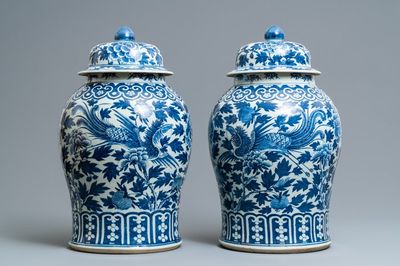 Een paar blauw-witte Chinese dekselvazen met feniksen, 19e eeuw