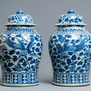 Een paar blauw-witte Chinese dekselvazen met feniksen, 19e eeuw — foto 1