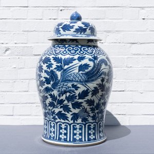 Een paar blauw-witte Chinese dekselvazen met feniksen, 19e eeuw — foto 15