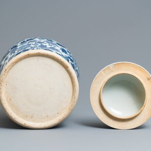 Een paar blauw-witte Chinese dekselvazen met feniksen, 19e eeuw — foto 6