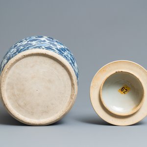 Een paar blauw-witte Chinese dekselvazen met feniksen, 19e eeuw — foto 8