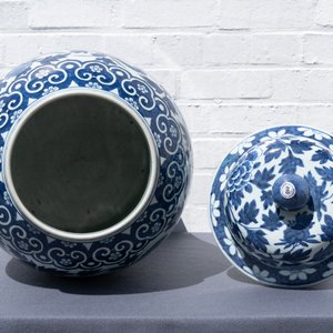 Een paar blauw-witte Chinese dekselvazen met feniksen, 19e eeuw — foto 9