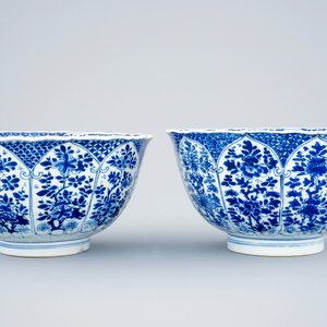 Een paar blauw-witte Chinese kommen met floraal decor, Kangxi — foto 2