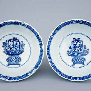 Een paar blauw-witte Chinese kommen met floraal decor, Kangxi — foto 6