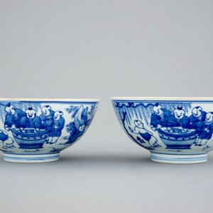 Een paar blauw-witte Chinese kommen met spelende zotjes, Kangxi — foto 4