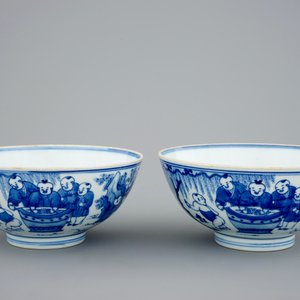 Een paar blauw-witte Chinese kommen met spelende zotjes, Kangxi — foto 5
