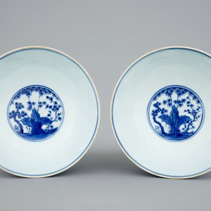 Een paar blauw-witte Chinese kommen met spelende zotjes, Kangxi — foto 6
