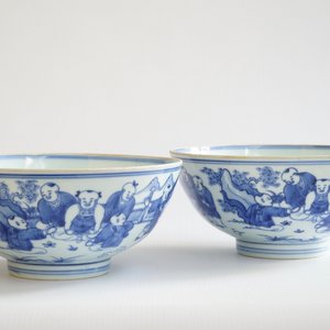 Een paar blauw-witte Chinese kommen met spelende zotjes, Kangxi — foto 8