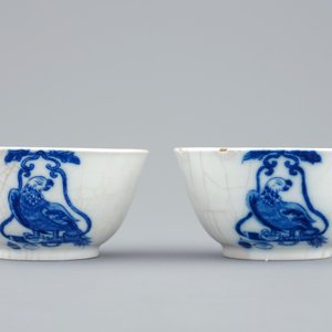 Een paar blauw-witte Chinese koppen en schotels met papegaaien op stok, Qianlong, 18e eeuw — foto 4