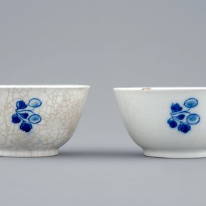 Een paar blauw-witte Chinese koppen en schotels met papegaaien op stok, Qianlong, 18e eeuw — foto 6