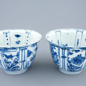 Een paar blauw-witte Chinese kraaienkommen, Ming, Wanli — foto 1