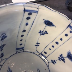 Een paar blauw-witte Chinese kraaienkommen, Ming, Wanli — foto 15