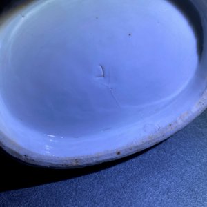 Een paar blauw-witte Chinese 'moonflask' vazen en een dekselpot, 19e eeuw — foto 17