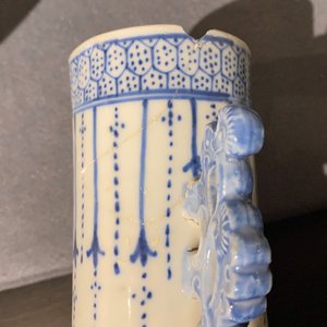 Een paar blauw-witte Chinese 'moonflask' vazen en een dekselpot, 19e eeuw — foto 19