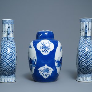 Een paar blauw-witte Chinese 'moonflask' vazen en een dekselpot, 19e eeuw — foto 4