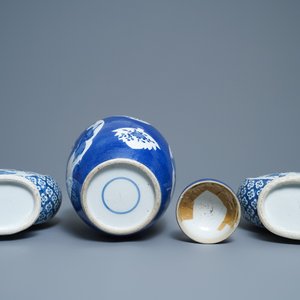 Een paar blauw-witte Chinese 'moonflask' vazen en een dekselpot, 19e eeuw — foto 6