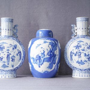 Een paar blauw-witte Chinese 'moonflask' vazen en een dekselpot, 19e eeuw — foto 9