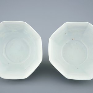 Een paar blauw-witte Chinese octagonale kommen, blauw-wit, Transitie periode, 1620-1683 — foto 2