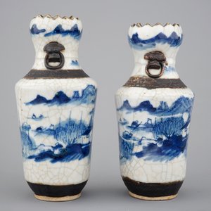 Een paar blauw-witte Chinese vaasjes met craquelé glazuur, 19e eeuw — foto 4